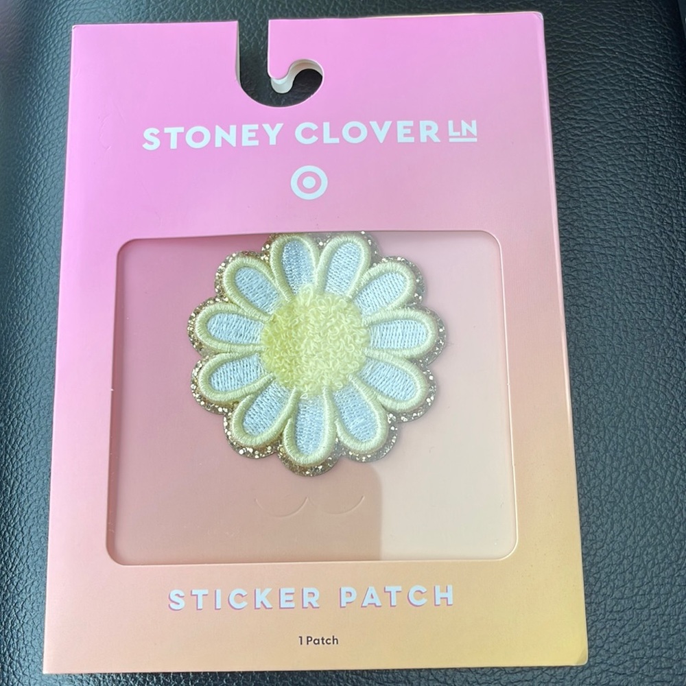 NIP Stoney clover daisy pouch